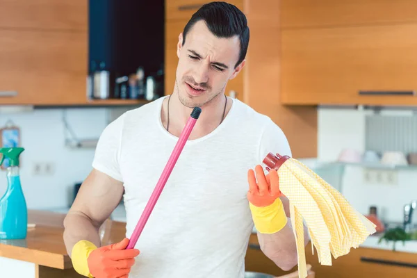 Manusia sedikit kewalahan dengan tugas seorang ibu rumah tangga. — Stok Foto