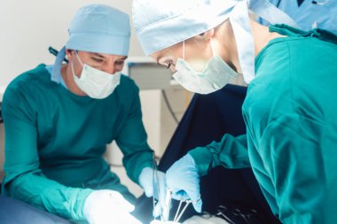 Doktorlar ve cerrahlar hastanede hasta işletim