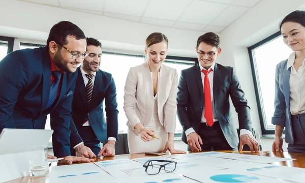 Equipe de empresários analisando números e gráficos — Fotografia de Stock