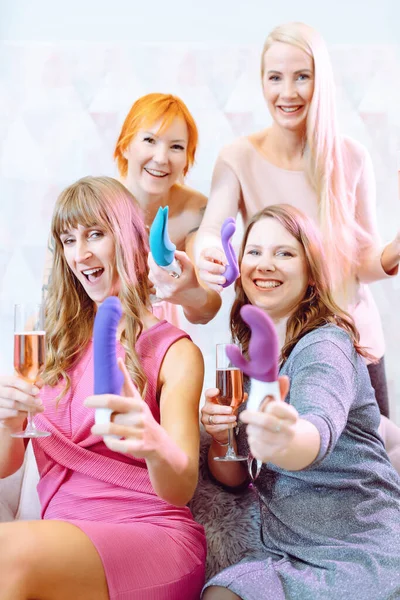Las mujeres mostrando juguetes sexuales que compraron en una fiesta consolador —  Fotos de Stock