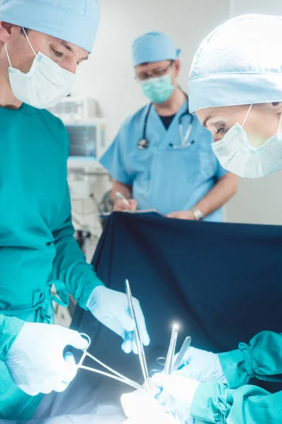 Médico cirúrgico em plena concentração na operação — Fotografia de Stock