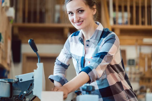 Nahaufnahme einer Tischlerin am Kreissäger — Stockfoto