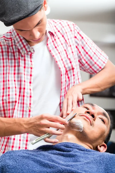 Peluquería afeitado con afeitadora recta — Foto de Stock