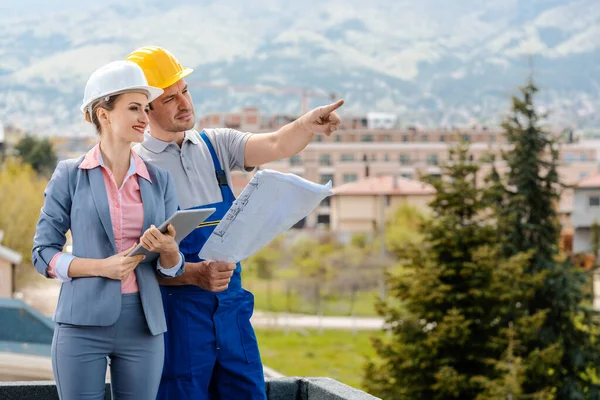 Desarrollador inmobiliario y trabajador de la construcción creando proyecto juntos — Foto de Stock