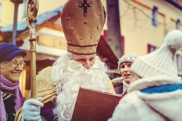 Sankt Nikolaus träffar ett barn på julmarknaden — Stockfoto