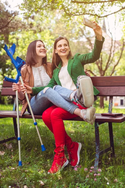 Жінка і її подруга з розтягнутим щиколотками роблять фото — стокове фото