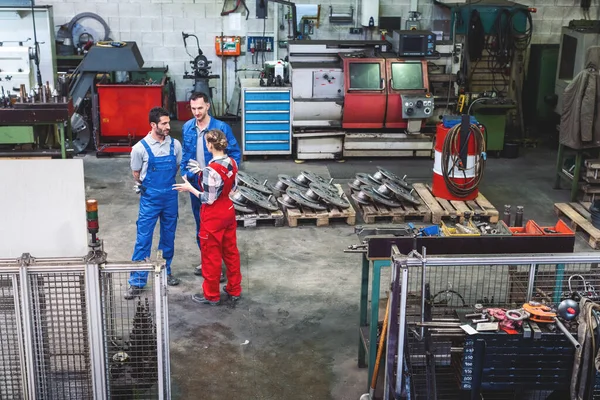 Arbeiter in der Fabrik im Gespräch — Stockfoto