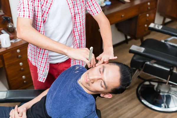 Hombre conseguir su afeitado hecho de barbero —  Fotos de Stock