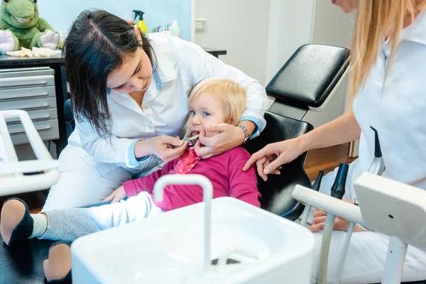 Ortodoncista revisando los dientes de un niño pequeño — Foto de Stock