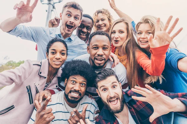 Amigos com diversidade de fundo se divertindo e passando tempo juntos — Fotografia de Stock