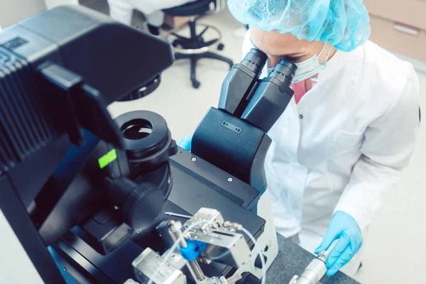 Mujer doctora trabajando en manipulador fertilizando óvulos humanos —  Fotos de Stock