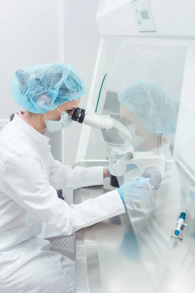 Científico en laboratorio realizando experimento biotecnológico — Foto de Stock