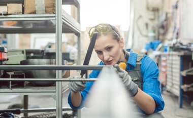 Kadın metalworker işini doğruluğunu kontrol
