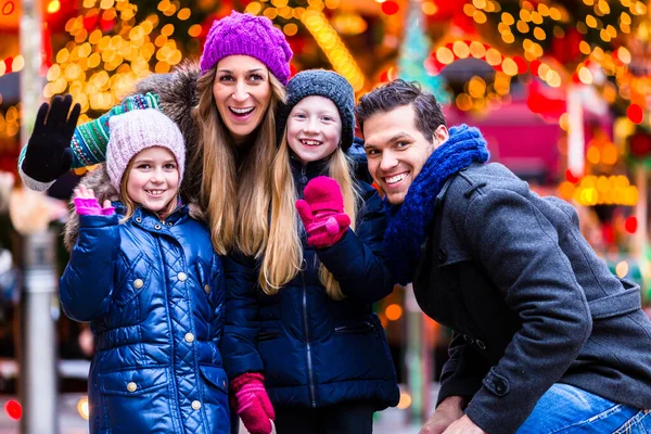 Rodzina odwiedza tradycyjny jarmark świąteczny — Zdjęcie stockowe