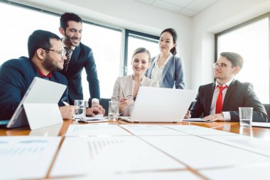 İş geliştirmeyi tartışan ofis çalışanları ekibi