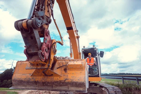 Trabajador de la construcción que opera la excavadora de orugas —  Fotos de Stock