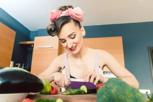 Ev hanımı ve mutfakta evde sebze kesme aşçı — Stok fotoğraf