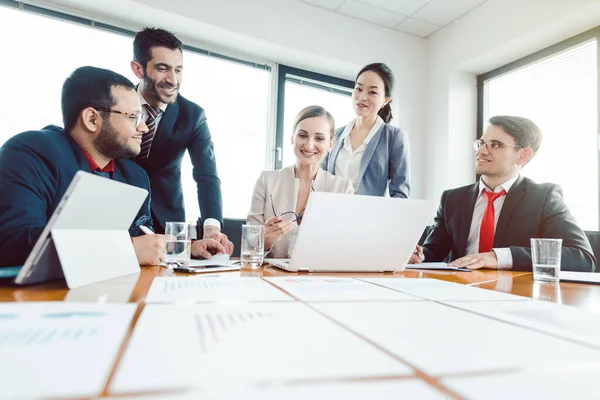 Equipe de trabalhadores de escritório discutindo desenvolvimento de negócios — Fotografia de Stock