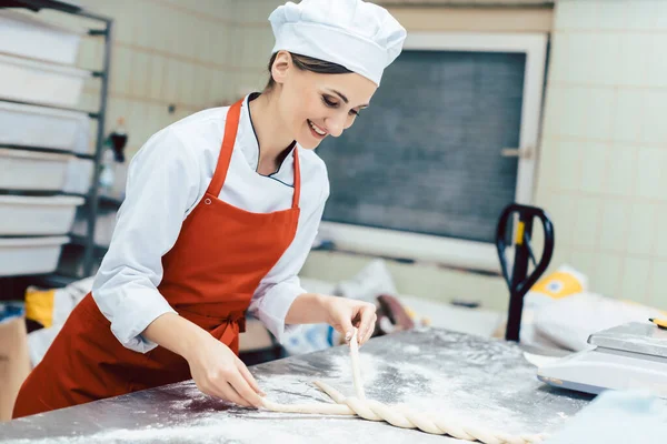 Panettiere che mostra foglio con pane pronto per essere cotto — Foto Stock