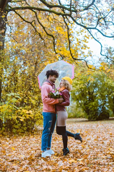 Homme et femme d'ethnicité différente étreignant à l'automne — Photo