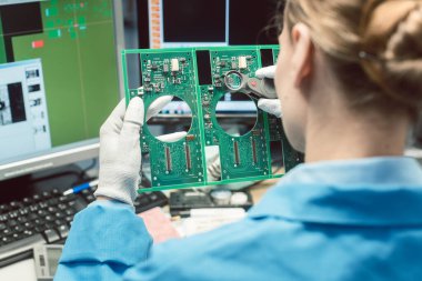Elektronik bir ürünün optik kalite kontrolü ve montaj denetimi