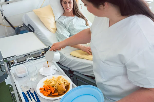 Krankenschwester serviert einem Patienten im Bett Essen im Krankenhaus — Stockfoto