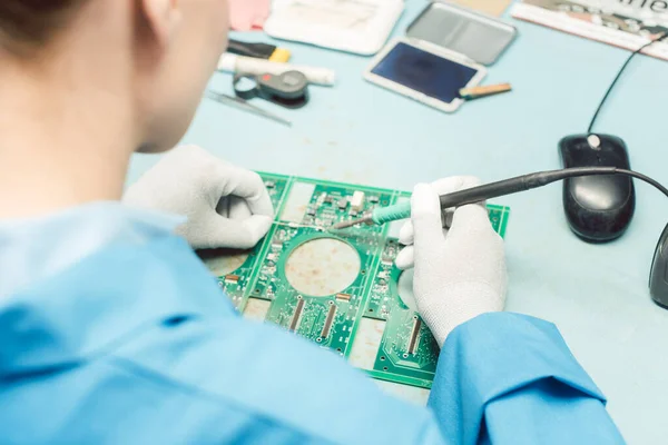 Technicien soudant des composants à un PCB — Photo