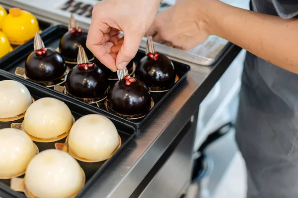 Patissier working on little chocolate desserts — Stock Photo, Image