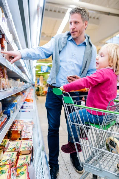 Man with his child in fresh department of supermarket — Stock Photo, Image