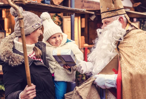 Святий Миколай і його сім "я на Різдвяному ринку. — стокове фото