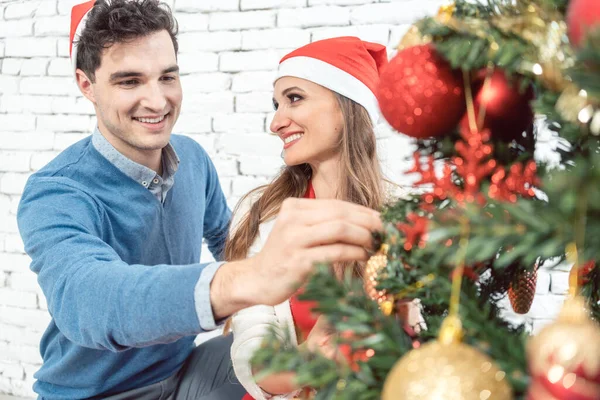 Coppia a casa decorazione albero per Natale — Foto Stock