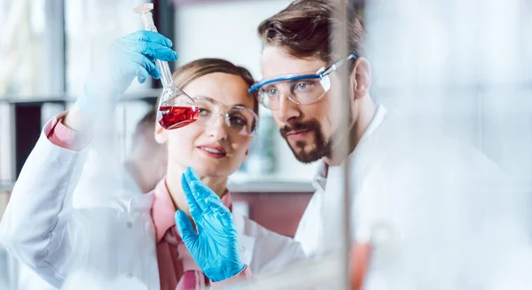Two chemical scientists during breakthrough experiment — Stock Photo, Image