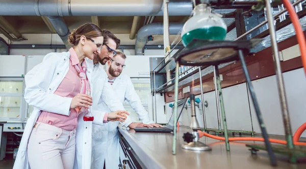 Três químicos analíticos fazendo pesquisa no laboratório — Fotografia de Stock