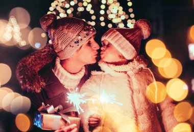 Anne ve kızı Noel pazarında.