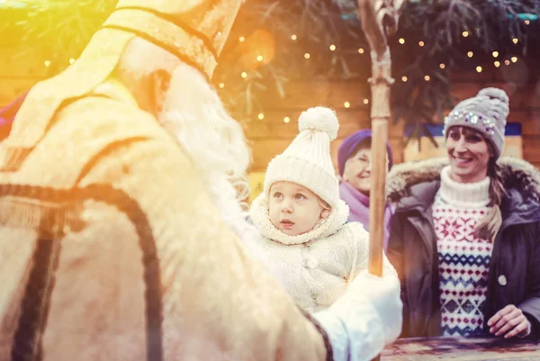 St Nikolaus e una famiglia allargata al mercatino di Natale — Foto Stock