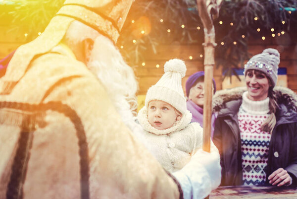 Санкт-Петербург и большая семья на рождественской ярмарке