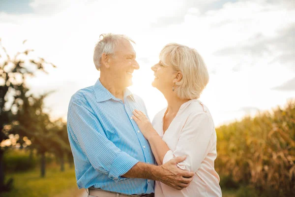 Seniorenpaar umarmt sich im Freien — Stockfoto