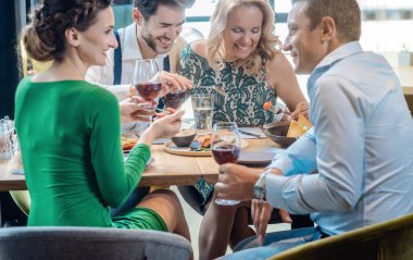 Lokantadaki arkadaşlar yemeğin tadını çıkarıyorlar.