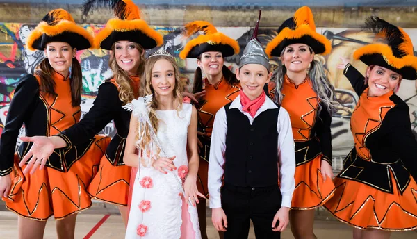 Crianças como casal real de fasching alemão com grupo de dança cheerleader uniformizado — Fotografia de Stock