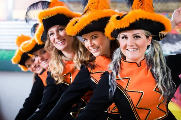 Deutsche Trachtentanzgruppe funkenmariechen bei Faschingsfeier — Stockfoto