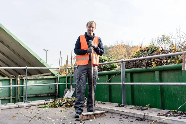 Man vegen de vloer van recycling Center na het leveren van afval groen — Stockfoto