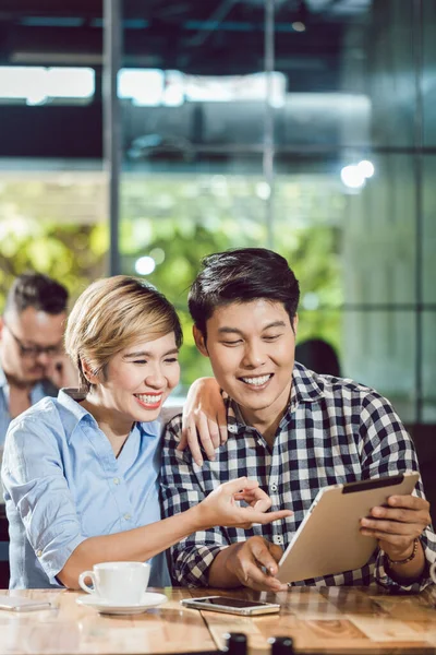 Para patrząca na cyfrowy tablet w kawiarni — Zdjęcie stockowe