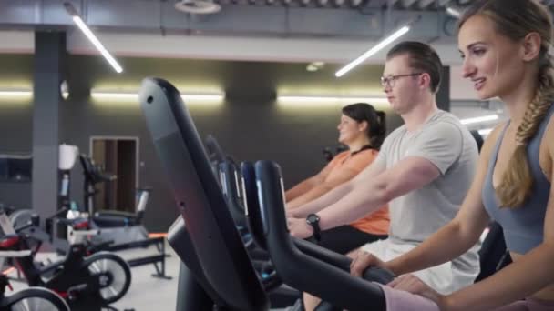 Lidé na fitness kolech s instruktorem — Stock video