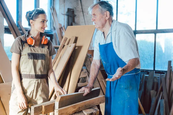 Ανώτερος ξυλουργός μοιράζονται σοφία με νεότερους επίδοξους συναδέλφους — Φωτογραφία Αρχείου