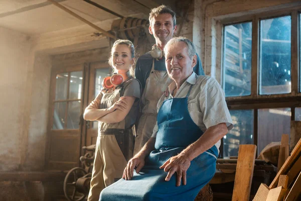 Generaciones de carpinteros en su taller de empresa familiar — Foto de Stock