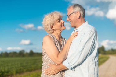 Üst düzey çiftler açık havada birbirlerini seviyorlar.