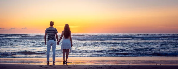 Romantic couple holding hands in their vacation — Stock Photo, Image