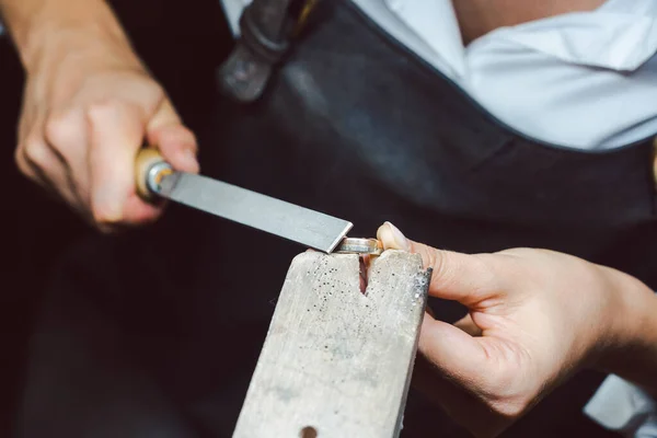 Nahaufnahme eines Schmuckdesigners, der mit Feile an einem Ring arbeitet — Stockfoto