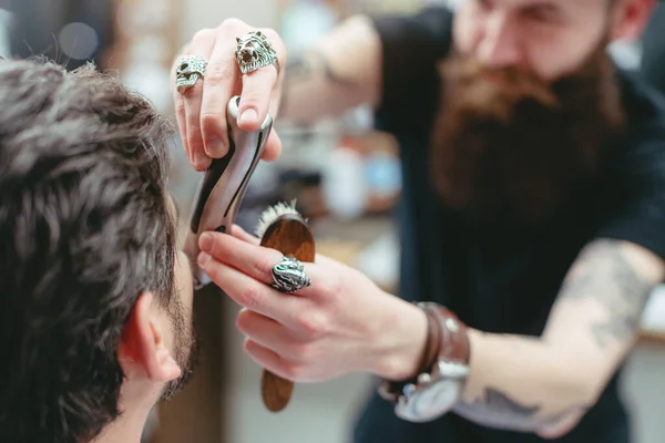 Cortador de cabelo na loja de barbeiro hipster corte de cabelo do cliente — Fotografia de Stock