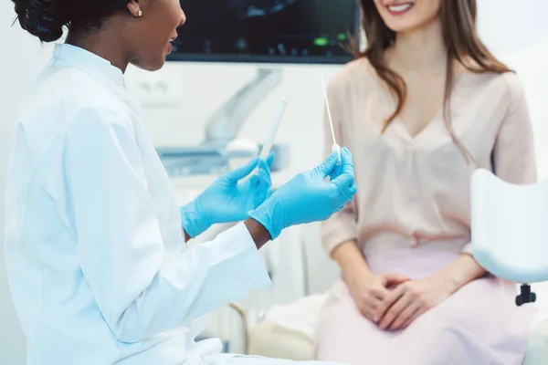 Woman seeing gynecologist doctor to check for STD — Stock Image Woman seeing gynecologist doctor to check for STD Stock Picture